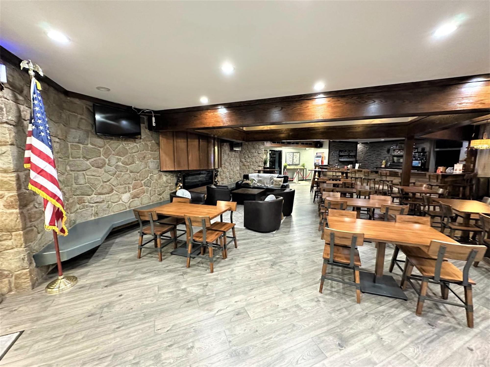 Wow!! Ultimate Pocono Retreat, Hot Tub, Game Room, Deck, Lakes, Skiing, Pools Long Pond Luaran gambar